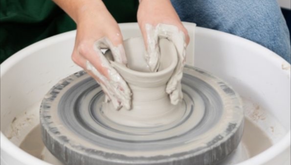 Pottenbakken in het pothuis 