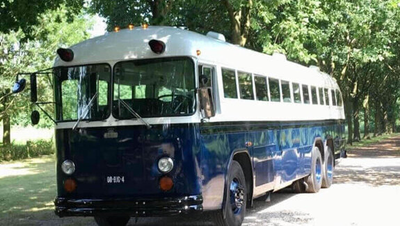 Crown-50-personen-blauw-witte-trouwbus-04