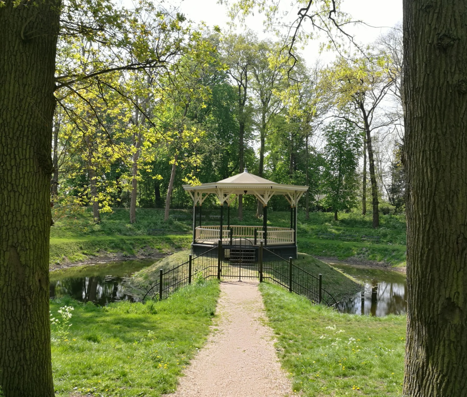 Wandeling met gids over de stadswallen van Hanzestad Zaltbommel