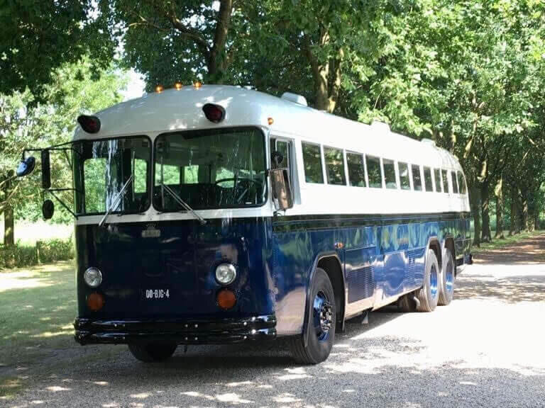 Crown-50-personen-blauw-witte-trouwbus-04
