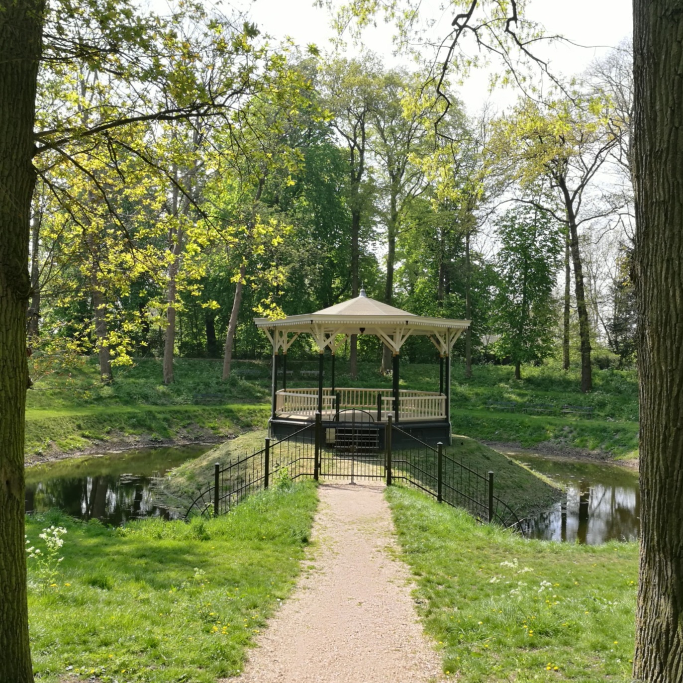 Wandeling met gids over de stadswallen van Hanzestad Zaltbommel